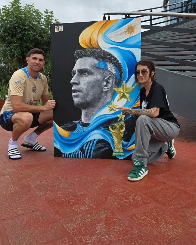 La artista de Avellaneda, Claudia Pérez, cumplió otro sueño: le entregó un cuadro al “Dibu” Martínez.