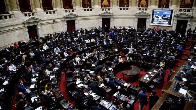 El Congreso debate el DNU que habilita al Gobierno cerrar un nuevo acuerdo con el FMI.