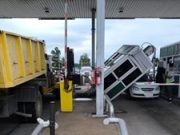 Peligro: una cabina de peaje cayó sobre un auto en Córdoba.