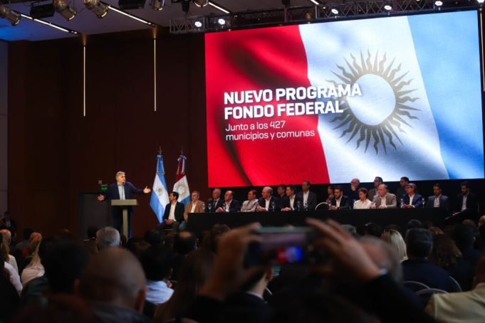 Acompañado por más de 400 intendentes y jefes comunales, Llaryora firmó el Fondo Federal Cordobés.