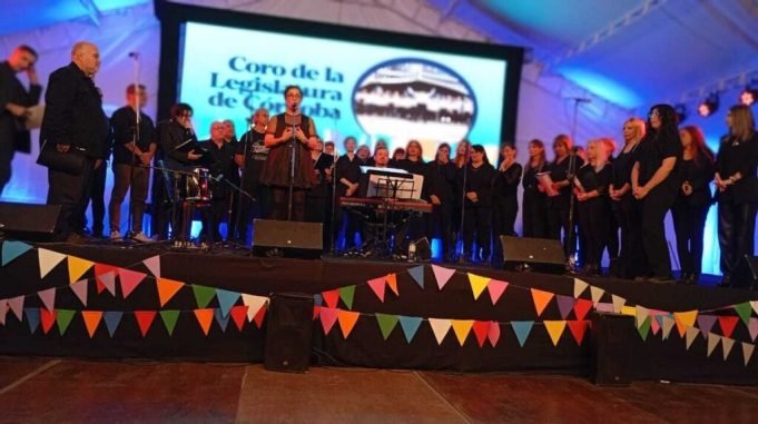 Gran actuación del Coro de la Legislatura en la 10ª Feria del Libro de Estación Juárez Celman.