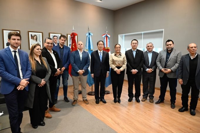 Prunotto recibió a una delegación de China para iniciar acuerdos comerciales y culturales con Córdoba.