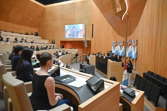 Estudiantes del Monserrat realizan un simulacro parlamentario en la Legislatura.