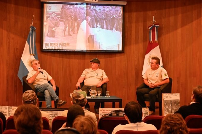 Legislatura: presentaron “Desmalvinizados con historia”, un libro con relatos de excombatientes.