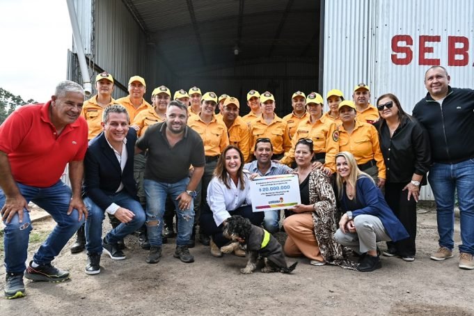 Prunotto entregó un aporte provincial de $20 millones al cuartel de Bomberos Voluntarios de Sebastián Elcano.