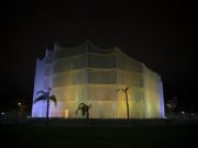 La Legislatura se iluminó de blanco y amarillo por el fallecimiento del Papa.