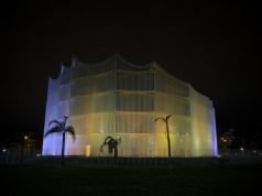 La Legislatura se iluminó de blanco y amarillo por el fallecimiento del Papa.