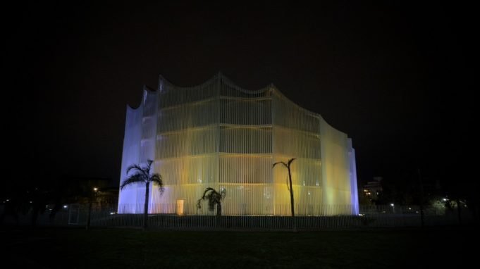 La Legislatura se iluminó de blanco y amarillo por el fallecimiento del Papa.