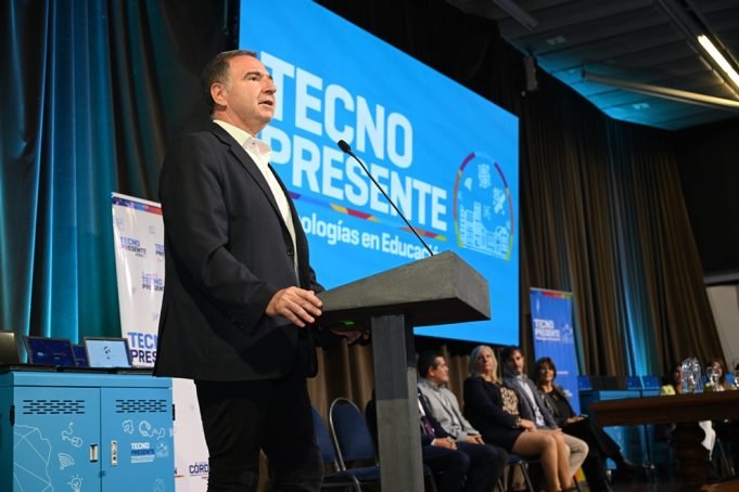 Inició la distribución de 40.000 netbooks en escuelas públicas de toda la provincia.