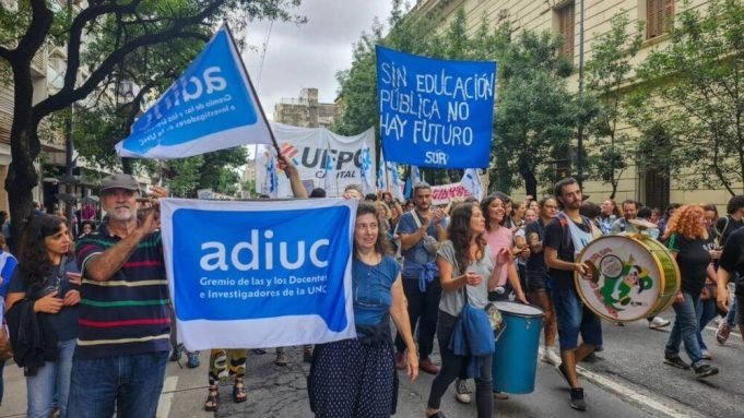 Docentes cordobeses paran por pérdida salarial y recorte en ciencia.
