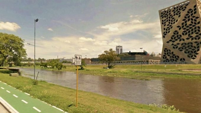 Rescataron a un hombre que cayó al Río Suquía.