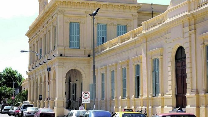 Balearon a una adolescente para robarle el celular en Alto Alberdi: está internada en grave estado.