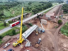 Comenzó el montaje de vigas para el nuevo puente carretero sobre el río Carnero.