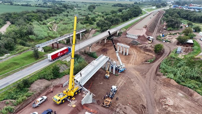 Comenzó el montaje de vigas para el nuevo puente carretero sobre el río Carnero.