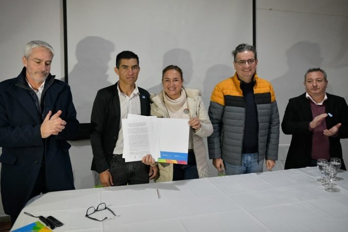 Myrian Prunotto acompañó la apertura de sobres para una obra clave de agua potable en Chuña.