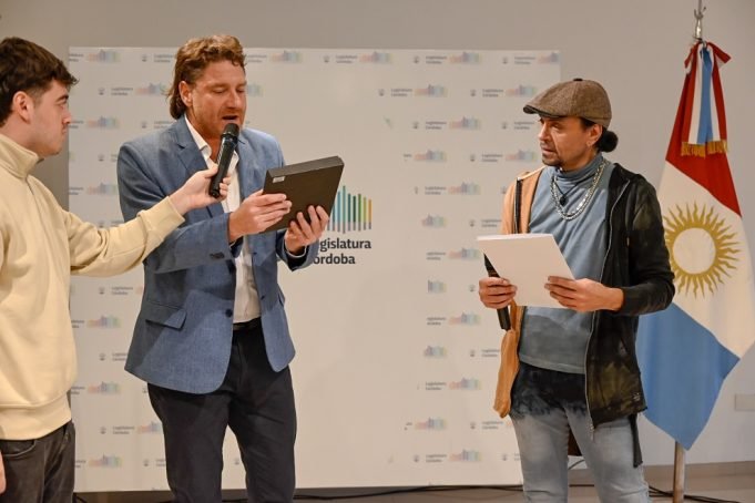 Legislatura: entregan reconocimiento al cantante Hugo Dante Merlo.