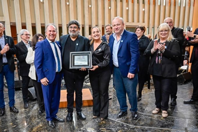 Prunotto acompañó el reconocimiento que la Legislatura le brindó al maestro coral Ariel Rodríguez.