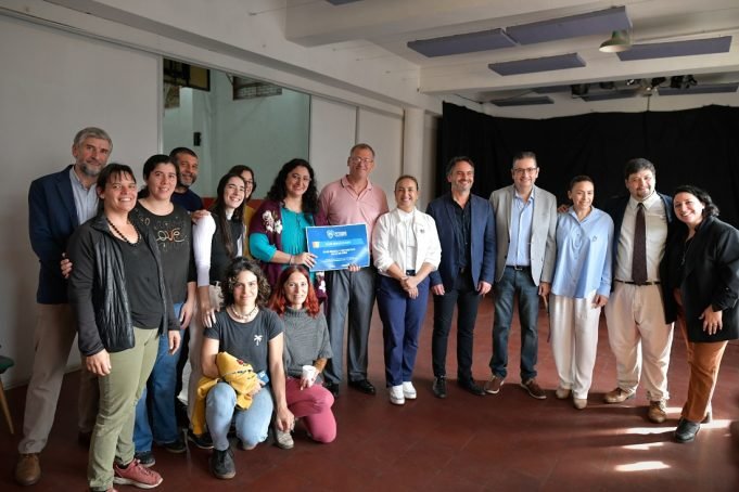 Myrian Prunotto entregó un aporte provincial al Club Social y Deportivo Agua de Oro.