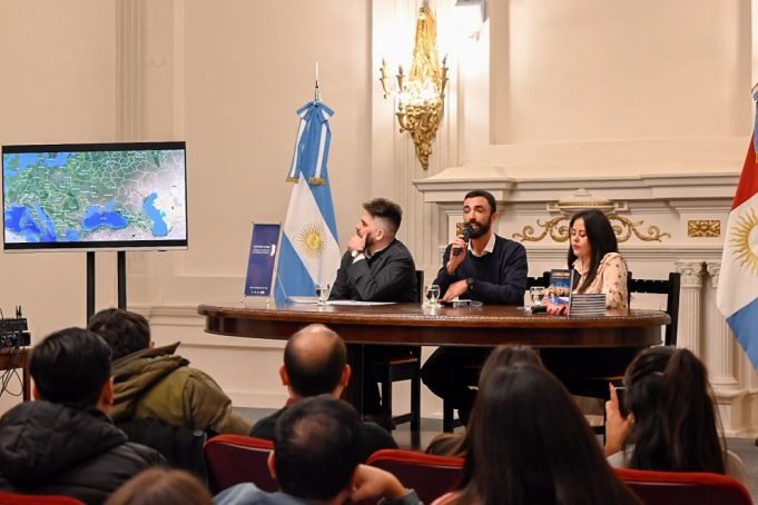Legislatura Histórica: se presentó el libro de un cordobés sobre la guerra de Ucrania.