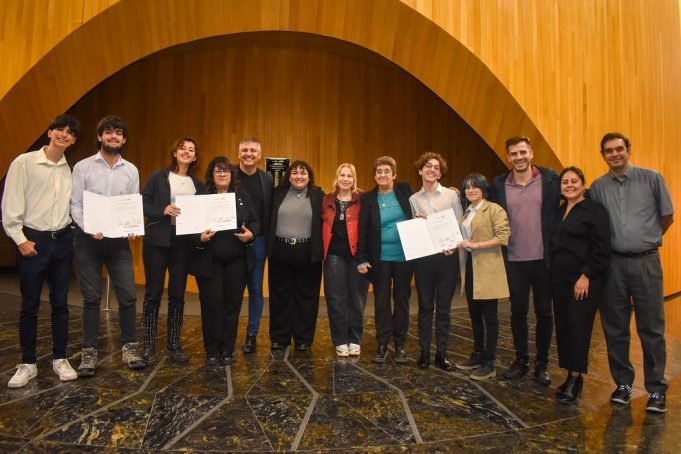 La Legislatura reconoció una iniciativa de estudiantes cordobeses para medir la glucosa en sangre sin pinchazos.
