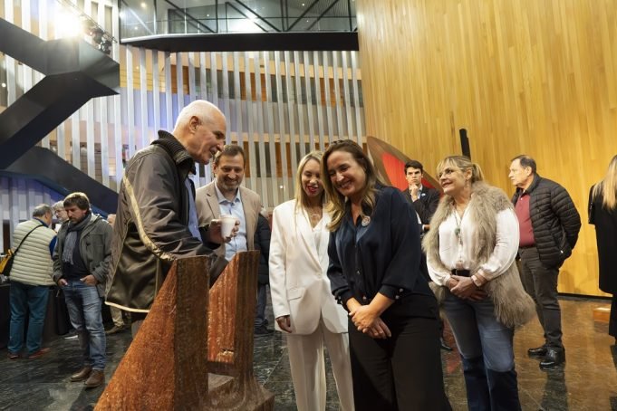 Myrian Prunotto encabezó la inauguración de una muestra colectiva de esculturas en la Legislatura.