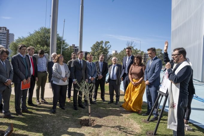 La Legislatura plantó un olivo en homenaje al Papa Francisco.
