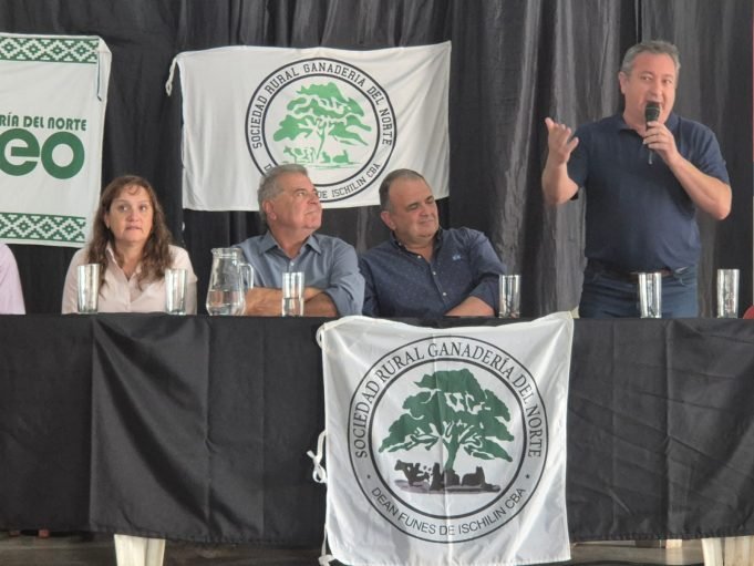 Perforación para la Escuela Agro Técnica, Tractor para la Sociedad Rural y 15 millones para Lagunas de Retardo.