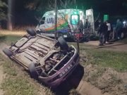 Vuelco en RP16: un auto cayó al canal y una joven resultó herida.