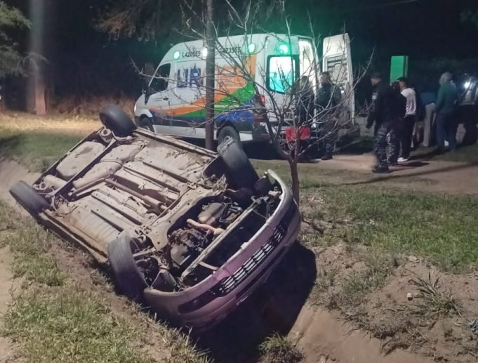 Vuelco en RP16: un auto cayó al canal y una joven resultó herida.
