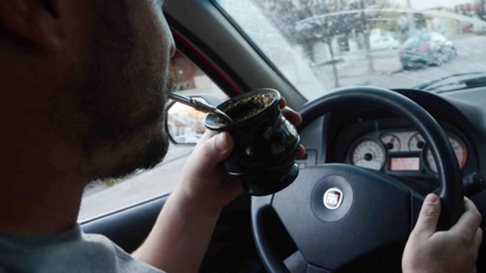 El Gobierno provincial desmintió que la caminera multe a conductores por tomar mates.