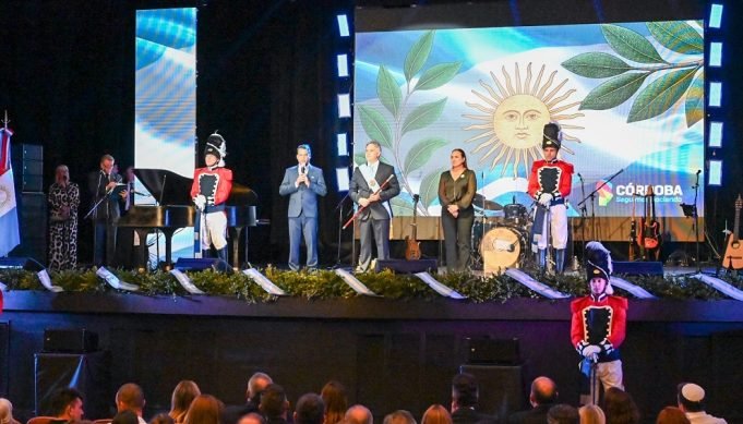 Prunotto acompañó al gobernador LLaryora en el comienzo de los festejos patrios.