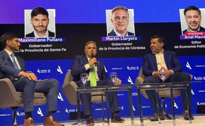 Llaryora disertó en AmCham Summit 2025.