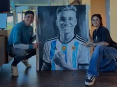 Claudia Pérez lo hizo de nuevo: retrató a Julián Álvarez y logró entregarle su obra en mano.