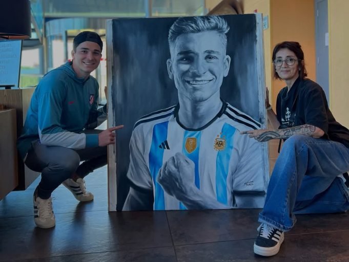 Claudia Pérez lo hizo de nuevo: retrató a Julián Álvarez y logró entregarle su obra en mano.