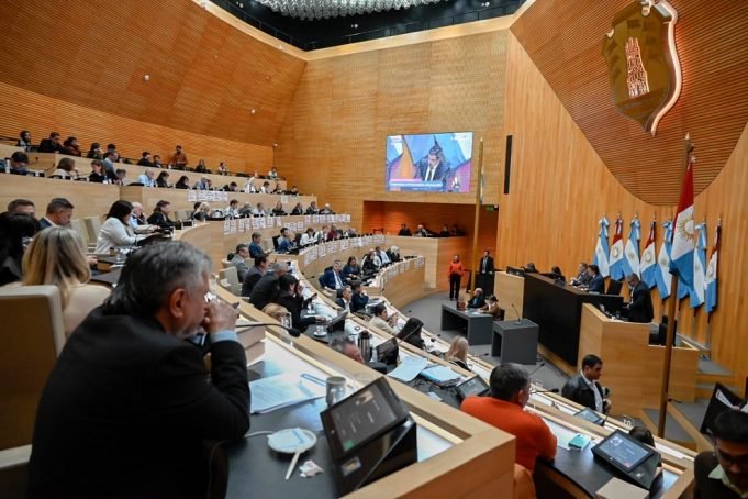 Histórica jornada legislativa con tres sesiones en un día.