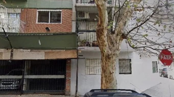 Encuentran a una pareja y sus dos hijos muertos en un departamento de Villa Crespo e investigan un crimen intrafamiliar.