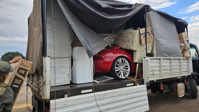 Tranqui: hallaron un BMW escondido en una falsa mudanza.