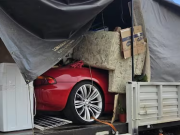 Tranqui: hallaron un BMW escondido en una falsa mudanza.