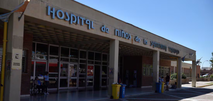 Un chico de 14 años intentó robarle la moto a un policía y terminó baleado.