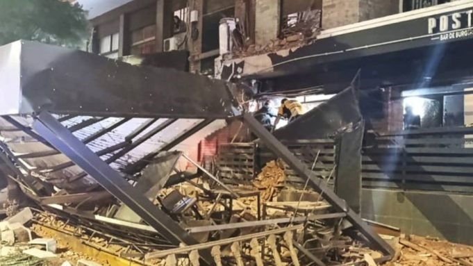 Se derrumbó parte de un edificio y cayó en un bar en Güemes: murió un hombre y hubo 7 heridos.