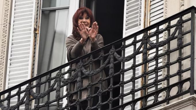 CFK ya cumple prisión domiciliaria con TOBILLERA, visitas LIMITADAS BAJO LISTA y SIN BALCÓN.