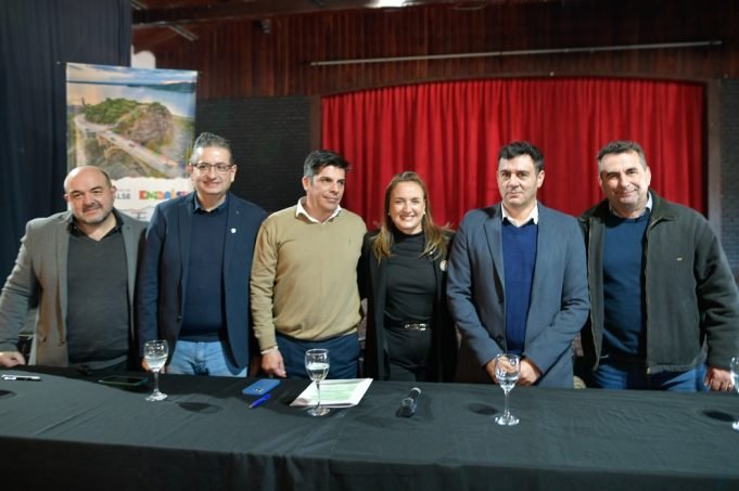 Prunotto presidió el acto de apertura de sobres para la construcción de la línea de media tensión de Embalse