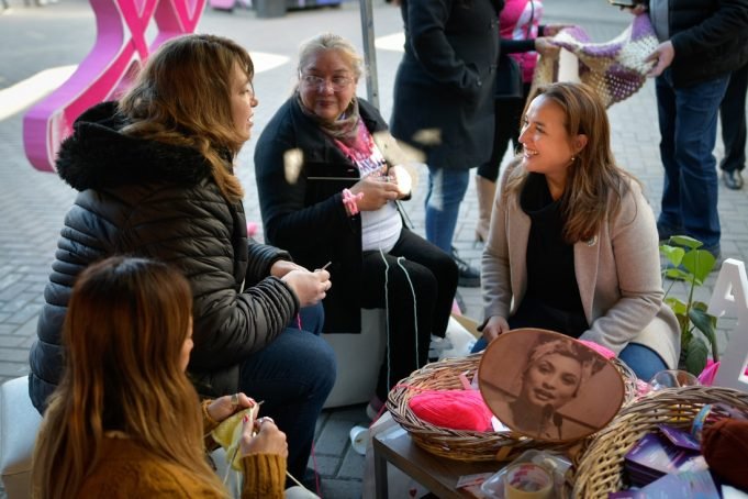 Myrian Prunotto acompañó a las tejedoras de “Un abrigo al corazón”.