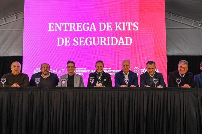 Myrian Prunotto presidió la entrega de kits de seguridad a cooperativas de la provincia.