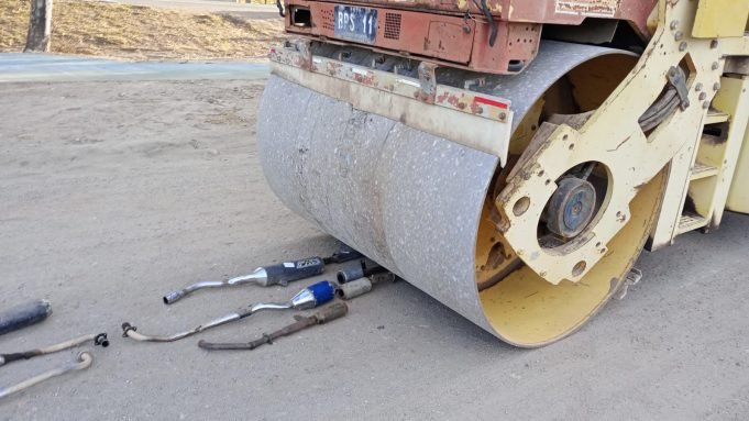 Destruyeron 150 caños de escapes libres incautados en Deán Funes.