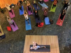 Encuentro en la Legislatura para celebrar el Día Internacional del Yoga.