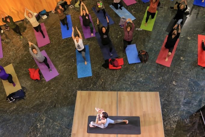Encuentro en la Legislatura para celebrar el Día Internacional del Yoga.