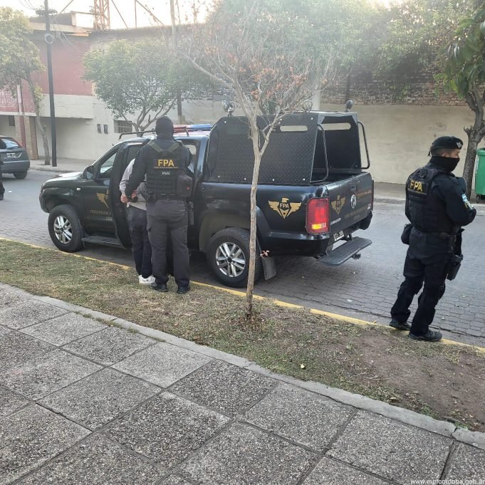 Controles antinarcotráficos: La FPA detuvo a dos sujetos y secuestró estupefacientes en Deán Funes.