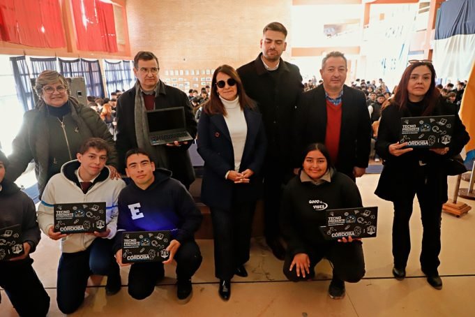 A través del programa tecnopresente el Gobierno de Córdoba entregó netbooks en el IPEQ de Quilino.