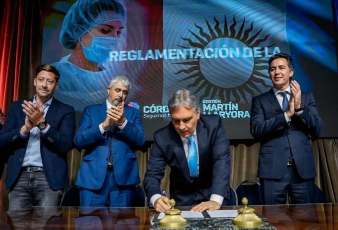 Salud: Llaryora presentó la asignación estímulo y anunció la unificación de la ley del personal.